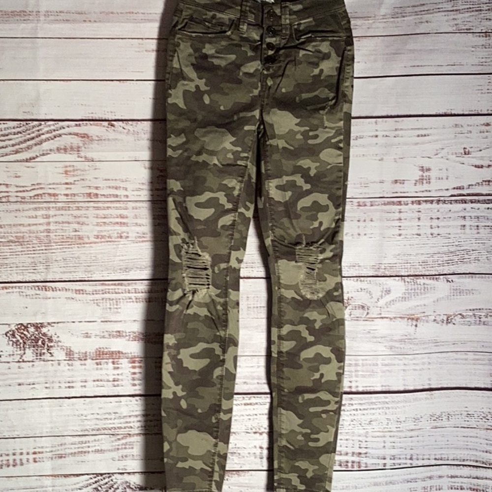 Mudd size 1 high rise Camo distressed jegging‘s